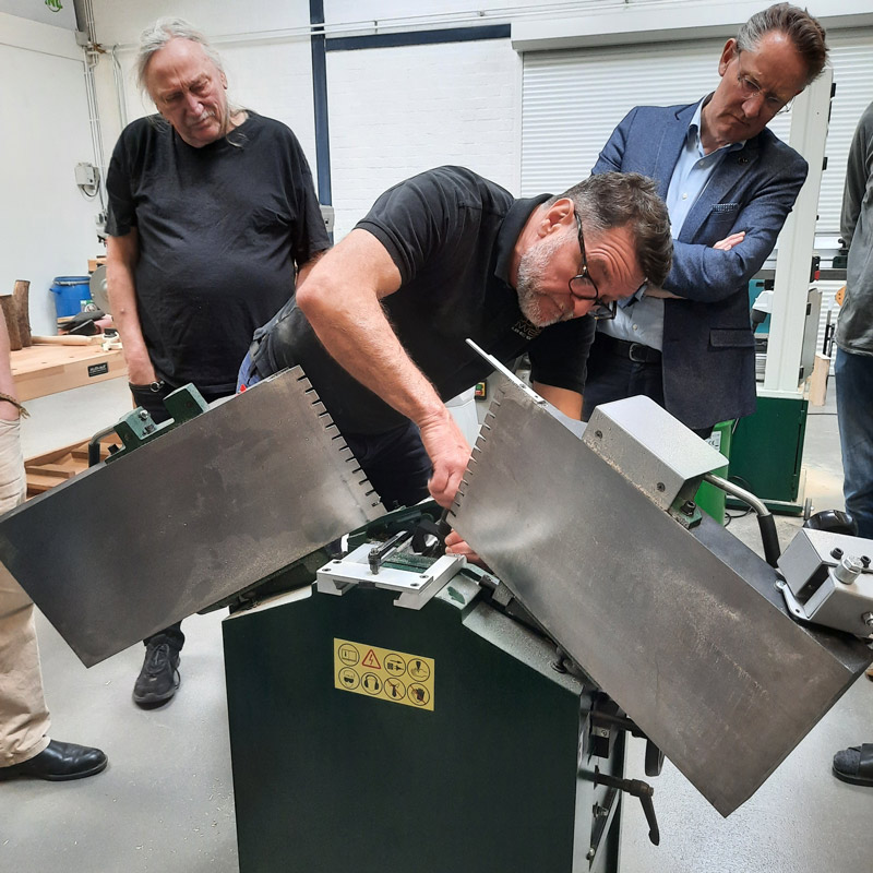 Presentatie 4 Record Power vlak- en vandiktebank op vrijdag 31 oktober 2025 10:00